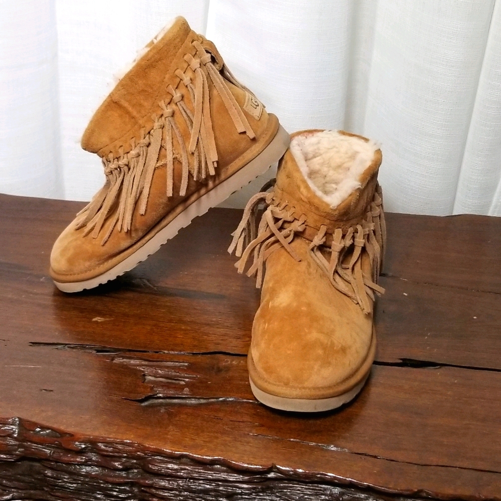 Classic UGG ankle w/ fringe